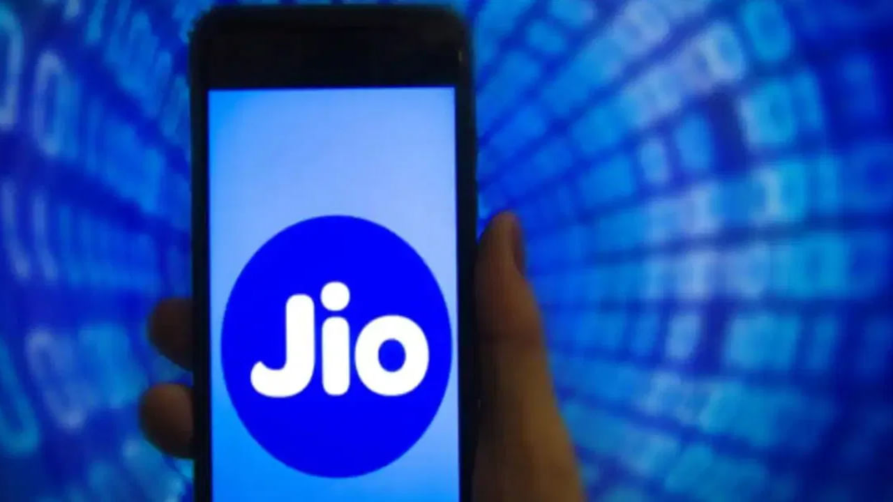 Jio Plan: భారతదేశంలో అతిపెద్ద వినియోగదారులను కలిగి ఉన్న టెలికాం ఆపరేటర్ రిలయన్స్ జియో అనేక ప్రీపెయిడ్ ప్లాన్‌లను అందిస్తుంది. ఎంపిక చేసిన ప్లాన్‌లతో రీఛార్జ్ చేయడం వల్ల సబ్‌స్క్రైబర్‌లు OTT సేవలకు ఉచిత సబ్‌స్క్రిప్షన్ పొందే హక్కును పొందుతారు. కంపెనీ ఏకైక ఎంటర్‌టైన్‌మెంట్‌ ప్లాన్‌ అమెజాన్ ప్రైమ్‌ను అందిస్తుంది. పూర్తి 84 రోజుల చెల్లుబాటుతో వస్తుంది.