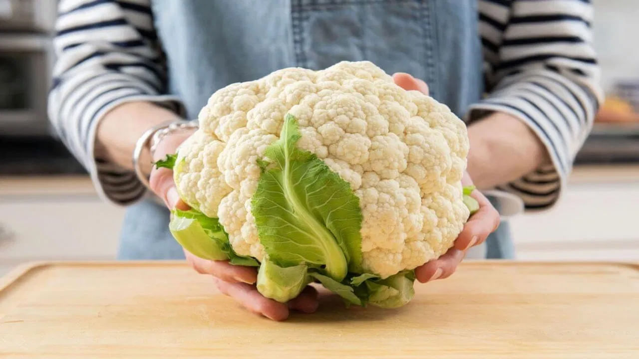 దీని తర్వాత  బాగా మరిగిన నీరు  కాకుండా, గోరు వెచ్చటి నీటిని తీసుకొని, అందులో కొద్దిగ పసుపు, ఉప్పు వేసి, కలపాలి. తర్వాత ఈ నీటిలో కాలీఫ్లవర్ వేసి, ఇరవై నిమిషాల పాటు నానబెట్టాలంట.