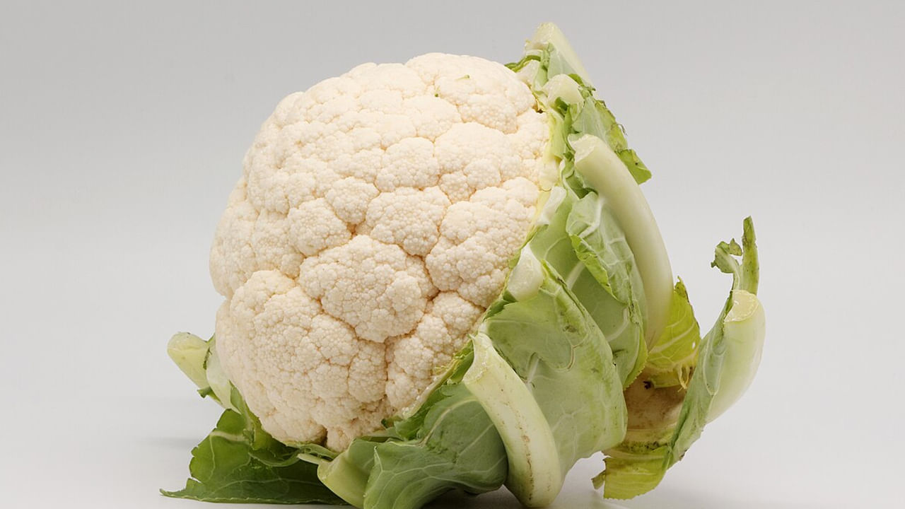 ఆ తర్వాత కాలీ ఫ్లవర్‌ను స్ట్రైనర్‌లోకి తీసుకొని మళ్లీ ఒక మూడు సార్లు బాగా కడగాలి. ఇలా చేయడం వలన ఉప్పు, పసుపు ఉన్న మరకలు, చిన్న పురుగులు వంటివి, చనిపోయిన పురుగులు అన్నీ తొలిగిపోతాయి.