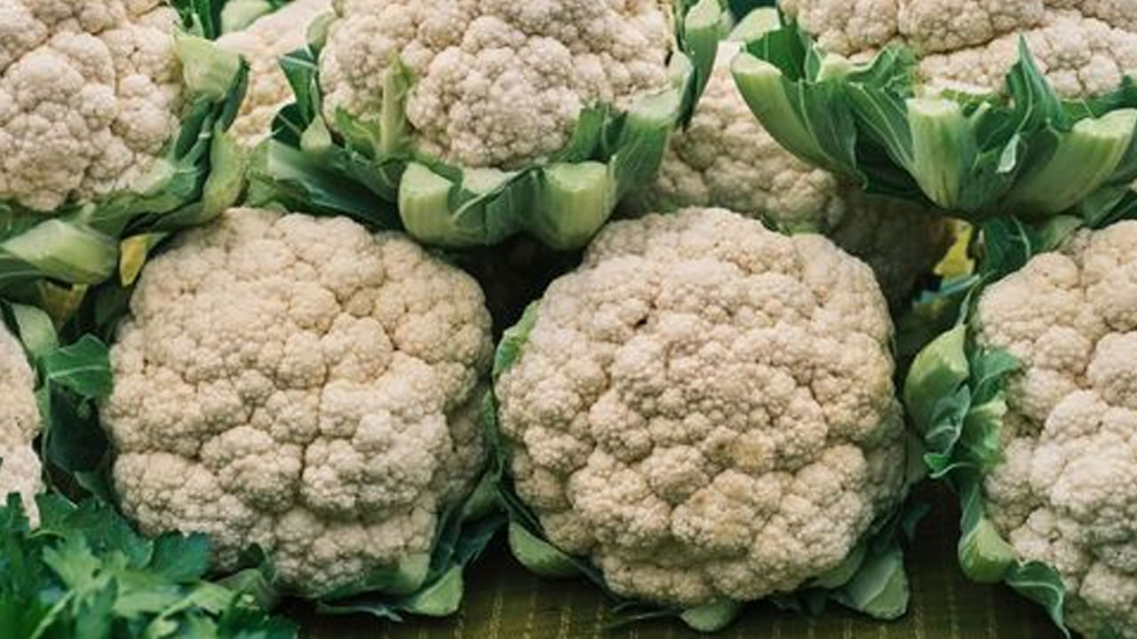 ఆ తర్వాత కాలీఫ్లవర్‌లో ఉన్న కీటకలు నశించడం కోసం మరోసారి, పసుపు, ఉప్పు, కొంచెం నిమ్మరసం వేసి, మళ్లీ రెండు నిమిషాల పాటు, గోరు వెచ్చటి నీటిలో ఉంచాలి. తర్వాత దీనిని కుక్ చేసుకుంటే సరిపోతుంది.