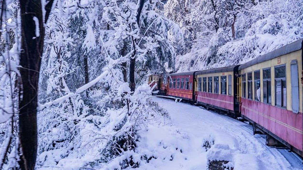ట్రావెలింగ్ అనేది ప్రతి ఒక్కరికి.. తమ జీవితంలో కొత్త అధ్యయాన్ని పరిచయం చేస్తుంది. అలాంటి వాటి జాబితాలో కొన్ని రైల్వే ప్రయాణాలు కూడా ఉన్నాయి. వాటిని మనం కచ్చితంగా ఎక్స్‌పీరియన్స్ చేయాలి. వీటిలో మొదటిది కల్కా-సిమ్లా టాయ్ ట్రైన్, యునెస్కో ప్రపంచ వారసత్వ హోదా కలిగిన ఈ నారో గేజ్ రైలు, 102 సొరంగాల గుండా ప్రయాణిస్తుంది, పైన్ అడవులు, మంచుతో కప్పబడిన శిఖరాల గుండా హిమాచల్ కొండలను అధిరోహిస్తు పచ్చని ప్రకృతిని చూయిస్తుంది.