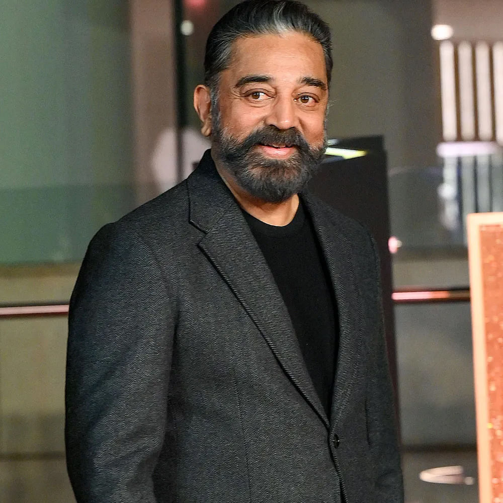  జిమ్‌తో పాటు 30 నిమిషాల యోగా కూడా చేస్తారు. ఇదే ఆయన ఆరోగ్యానికి కారణం. మానసిక ఆరోగ్యం పట్ల చాలా శ్రద్ధ వహిస్తాడు. కమల్ హాసన్ 14 కి.మీ నడుస్తాడు. అతను ప్రాసెస్ చేసిన ఆహారం, చక్కెర, ఆల్కహాల్‌కు దూరంగా ఉంటారు. రోజూ శరీరానికి కావాల్సిన ఫిజికల్ యాక్టివిటీ అందిస్తాడు. 