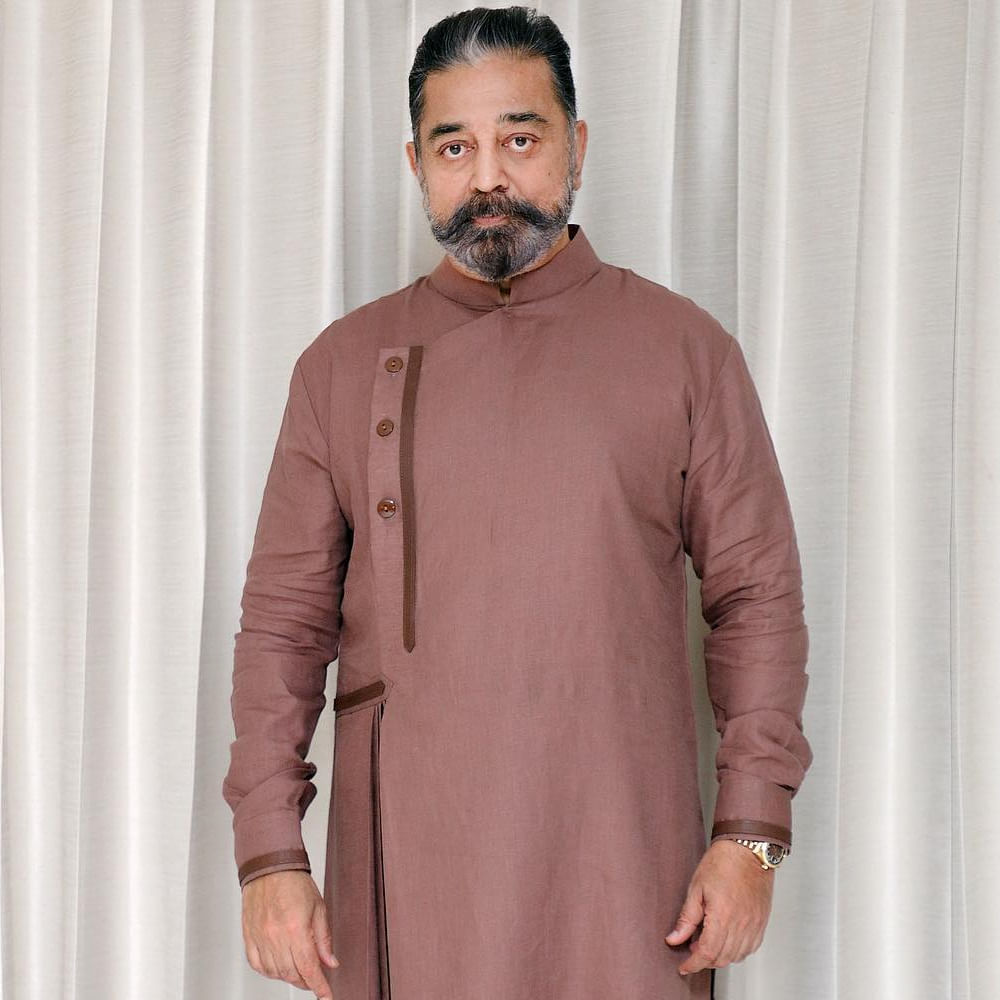 గతేడాది థగ్ లైఫ్ సినిమాతో అడియన్స్ ముందుకు వచ్చారు. భారీ అంచనాల మధ్య విడుదలైన ఈ మూవీ ఆశించిన స్థాయిలో ఆకట్టుకోలేకపోయింది. ప్రస్తుతం ఆయన ఇండియన్ 3 సినిమాతోపాటు కల్కి 2 చిత్రంలో నటిస్తున్నారు. మరోవైపు నిర్మాతగాను వరుస సినిమాలు నిర్మిస్తున్నారు. 