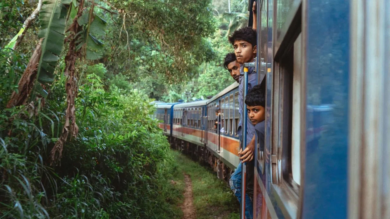  కాంగ్రా వ్యాలీ రైల్వే: అద్భుతమైన రైల్వే ప్రయాణాల్లో కాంగ్రా వ్యాలీ రైల్వే కూడా ఒకటి. దీని గురించి చాలా మందికి తెలియదు. కానీ చాలా అద్బుతంగా ఉంటుంది. ఇది పఠాన్‌కోట్ నుండి ప్రారంభమై అందమైన కాంగ్రా వ్యాలీ గుండా వెళుతుంది. ఇక్కడ మీరు మంచుతో కప్పబడిన ధౌలాధర్ పర్వతాలను, లోయల ప్రశాంతతను ఆస్వాదించవచ్చు.