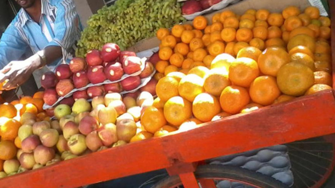 Kanigiri: పండ్లు అమ్ముకునే వ్యక్తికి కనిపించిన బ్యాగ్.. ఓపెన్ చేసి చూడగా.. మెరుస్తూ..