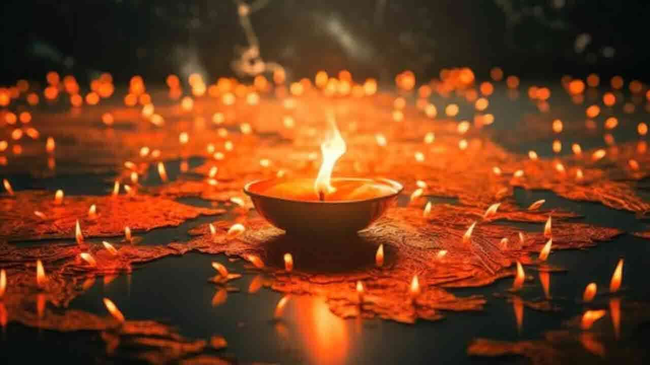  హిందూ మతంలో అత్యంత పవిత్రమైన మాసం కార్తీక మాసం. ఇక కార్తీక మాసం చివరికి వచ్చేస్తుంది.  నవంబర్ 20న కార్తీక అమావాస్య తిథితో కార్తీక మాసం ముగుస్తుంది. అయితే ఈ మాసంలో దీపారాధన చేయడం చాలా మంచిదంటారు. కానీ కొంత మంది పరిస్థితుల ప్రభావం వలన దీపం వెలిగించలేరు. అయితే అలాంటి వారు కార్తీక అమావాస్య రోజున  దీపం వెలిగించడం చాలా మంచిదంట.