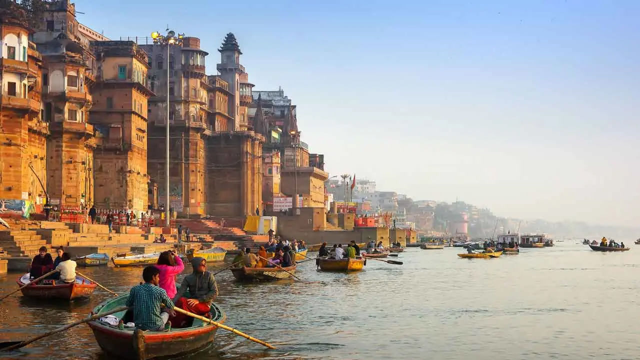 సనాతన ధర్మంలో, మోక్షమే అంతిమ లక్ష్యం. హిందువులకు, ఆత్మ జనన మరణ చక్రం గుండా వెళుతుందని ఒక నమ్మకం. వరుస జీవితాలు (సంసారం) మీ గత జన్మలోని కర్మ లేదా చర్యలపై ఆధారపడి ఉంటాయి. మోక్షం అనేది జనన మరణ చక్రం ముగింపు. ఇది హిందూ మతంలో అంతిమ అర్థ (లక్ష్యం) కూడా. ఈరోజు వారణాసి హరిశ్చంద్ర ఘాట్ ఆత్మల మోక్షం గురించి తెలుసుకుందామా..