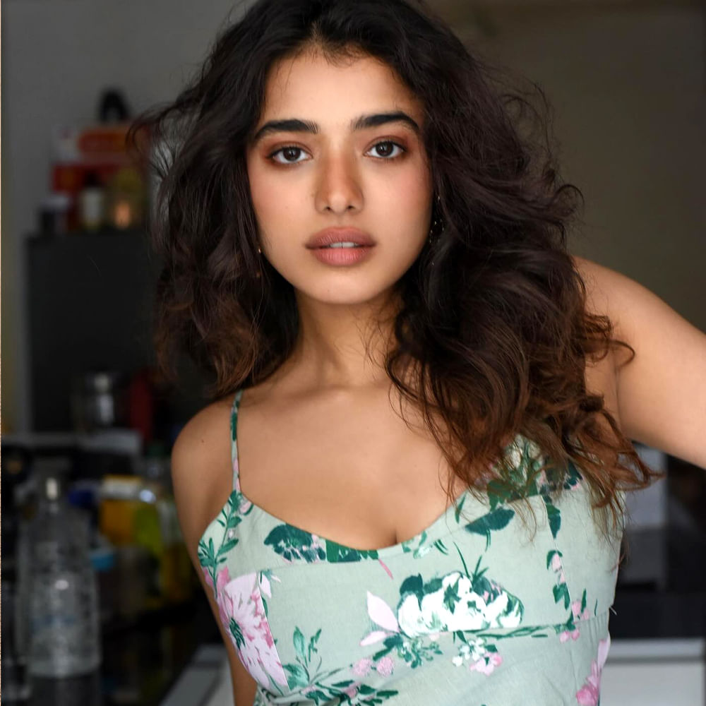 ఇప్పుడు ఈ అమ్మడు సోషల్ మీడియాలో యాక్టివ్ గా ఉంటుంది. ప్రస్తుతం కేతిక చేతిలో సినిమాలు ఏవి లేవు. కానీ సోషల్ మీడియాలో ఈ ముద్దుగుమ్మ ఫోటోలు, వీడియోలు షేర్ చేస్తూ అభిమానులను ఆకట్టుకుంటుంది. ఈ అమ్మడి ఫోటోలకు మంచి క్రేజ్ ఉంది.