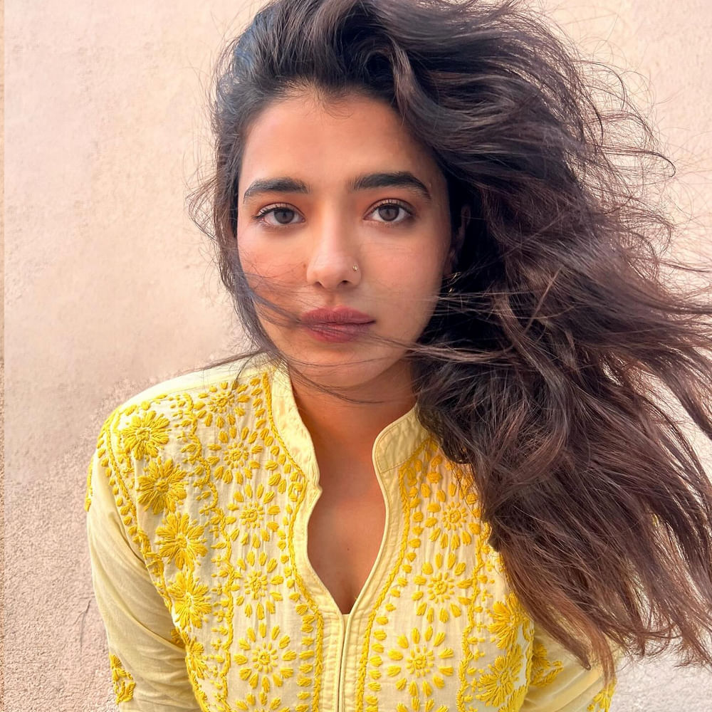 మొన్నామధ్య సింగిల్ అనే సినిమా చేసింది. శ్రీవిష్ణు హీరోగా నటించిన సింగిల్ సినిమా మంచి విజయాన్ని అందుకుంది. ఈ సినిమాతో కేతిక అకౌంట్ లో మొదటి హిట్ పడింది. కానీ ఈ అమ్మడి ఆతర్వాత ఆశించిన స్థాయిలో అవకాశాలు మాత్రం రావడం లేదు. అందంతో కవ్విస్తున్నా ఈ చిన్నదానికి మాత్రం ఆఫర్స్ రావడం లేదు..