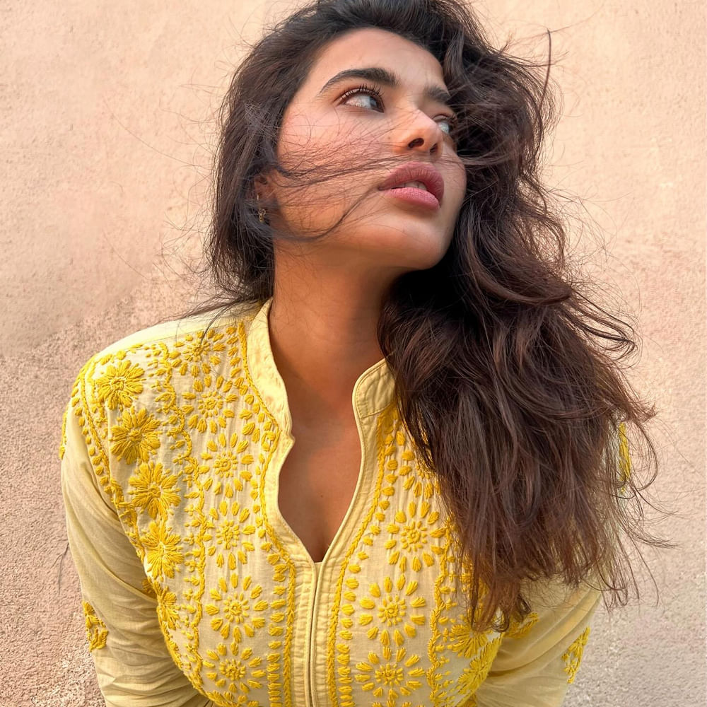 సినిమా ఇండస్ట్రీలో చాలా మంది హీరోయిన్స్ కు సంబందించిన చైల్డ్ హుడ్ ఫోటోలు నిత్యం వైరల్ అవుతున్నాయి. అలాగే పైన కనిపిస్తున్న భామ ఎవరో గుర్తుపట్టారా.? ఆమె మరెవరో కాదు హాట్ బ్యూటీ కేతిక శర్మ. కేతిక శర్మ 2021లో విడుదలైన రొమాంటిక్ సినిమాతో హీరోయిన్ గా పరిచయం అయ్యింది.