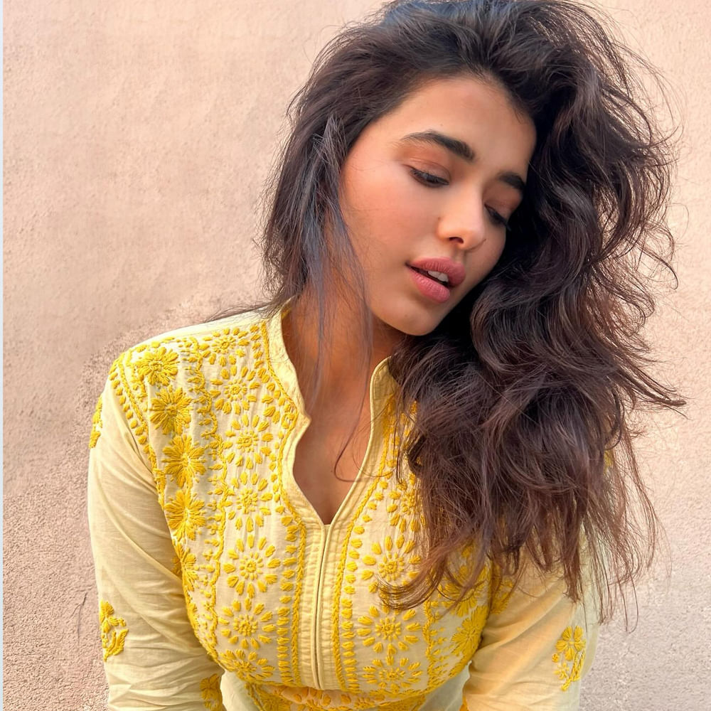 రెగ్యులర్ గా క్రేజీ ఫోటోలు, హాట్ హాట్ పిక్స్ షేర్ చేస్తూ అభిమానులను ఆకట్టుకుంటుంది. ఇక తన అందాలతో కుర్రాళ్లకు మత్తెక్కిస్తోంది ఈ ముద్దుగుమ్మ. కేతిక క్రేజీ ఫోటోలకు అభిమానులు, నెటిజన్స్ క్రేజీ కామెంట్స్ చేస్తున్నారు.