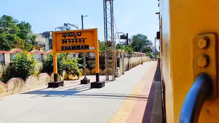 Telangana: ట్రైన్లోని జనరల్ భోగిలో ఘాటైన వాసన.. ఓ మూలాన ఉన్న బ్యాగులు చెక్ చేయగా Telangana: ట్రైన్లోని జనరల్ భోగిలో ఘాటైన వాసన.. ఓ మూలాన ఉన్న బ్యాగులు చెక్ చేయగా