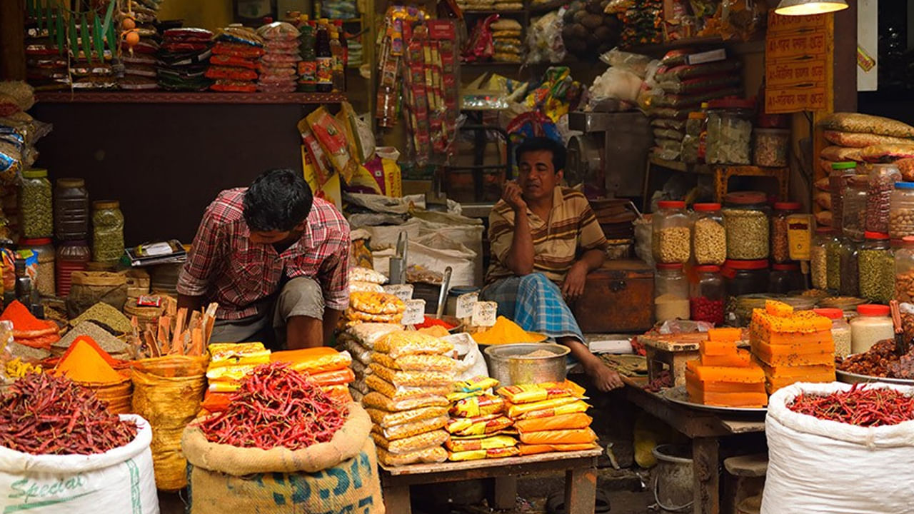 కాబట్టి చాలా మంది ఇప్పుడు కిరాణం షాపుల్లో దొరకని వస్తువుల కోసం అవసరం ఉన్నడు మాత్రమే మాల్స్కు వెళ్తున్నారు. ఇలా చేయడం ద్వారా వారు ఎంతో కొంత డబ్బును ఆదా చేసుకోగలుగుతున్నారు. అలాగే సమయానికి డబ్బు లేకుండా ఈ కిరాణ షాపుల నుంచి అరువుగా తెచ్చుకొని ఉన్నప్పుడు తిరిగి ఇచ్చేస్తున్నారు. ఈ విదంగా మాల్స్ కంటే కారణ షాపులు బెస్ట్గా మారుతున్నాయి.