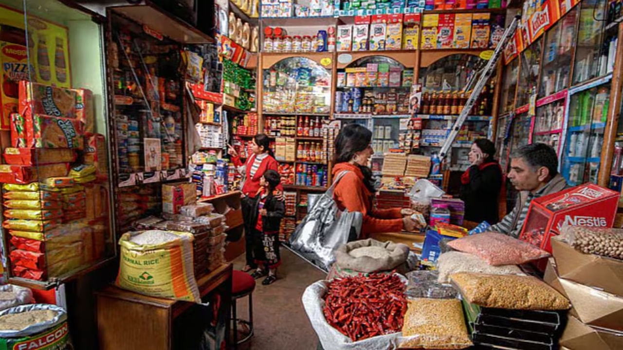 అందుకే కొందరు మహిళలు ఏం చేస్తున్నారంటే.. ఈ జీఎస్టీ, ఇతర ఛార్జీలు తగ్గించుకునేందుకు కొత్త ట్రెండ్ను ఫాలో అవుతున్నారు. పెద్ద సూపర్ మార్కెట్స్, మాల్స్కు వెళ్లి సరుకులు కొనడం కన్నా.. తమ కాలనీలో ఉండే కిరాణ స్టోర్స్కు వెళ్లి కావాలసని వస్తువులను తెచ్చుకుంటున్నారు.