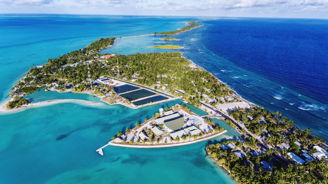 సూర్యుడు తొలుత ఉదయంచే ఈ కిరిబాటి దేశం పసిఫిక్ మహాసముద్రంలో ఉంది. ఇది అత్యంత మారుమూల వివిక్త దేశాలలో ఒకటి.. ఇక్కడ ఎక్కువ శాతం అడువులే ఉంటాయి. అలాగే 3.5 మిలియన్ చదరపు కిలోమీటర్ల కంటే ఎక్కువ విస్తీర్ణంలో 33 పగడపు దిబ్బలు విస్తరించి ఉన్నాయి. కాబట్టి ఇక్కడ ఎక్కువగా మనుషులు జీవించరు.