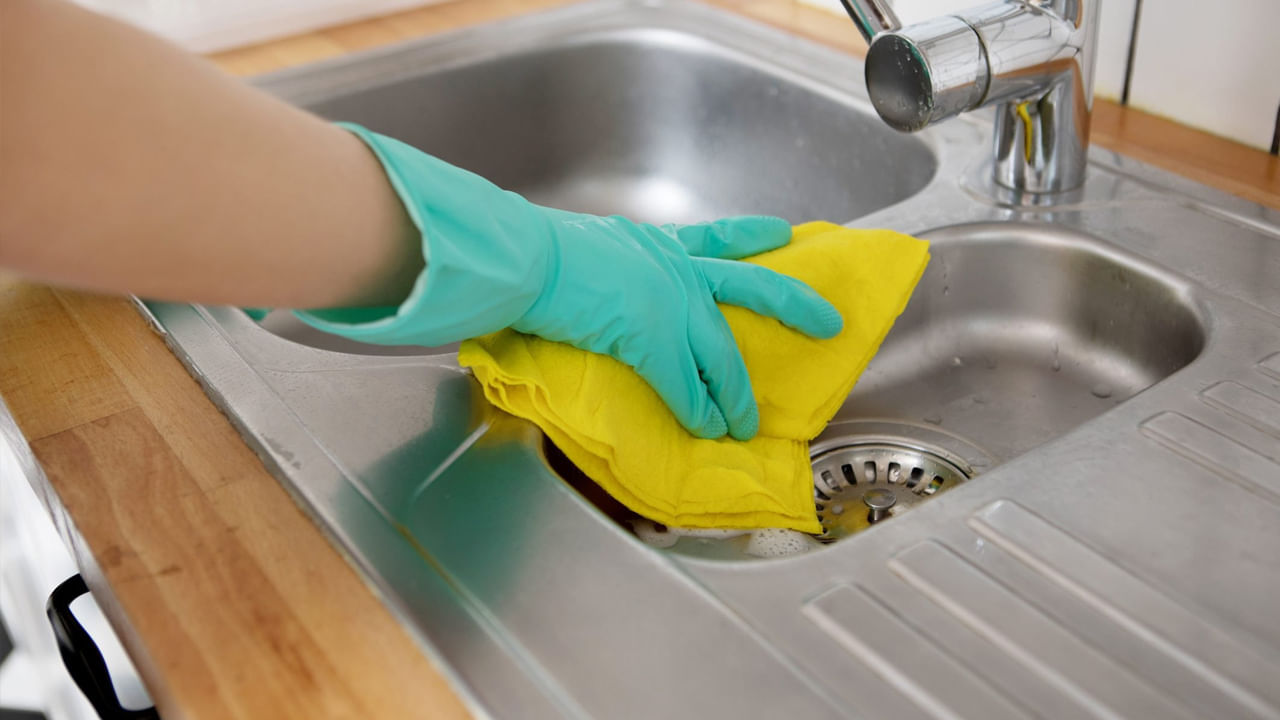 వంటగదిని శుభ్రం చేయడంతో పాటు, కిచెన్ సింక్‌ను కూడా ప్రతిరోజూ శుభ్రం చేయాలి. కొన్ని మీరు ఎంత శుభ్రం చేసినా, సింక్  నుంచి దుర్వాసన వస్తూనే ఉంటుంది. సింక్ డ్రెయిన్‌లో మిగిలి ఉన్న గ్రీజు, బియ్యం, టీ పొడి వంటి చిన్న వస్తువులు డ్రెయిన్‌లో చిక్కుకోవడం వల్ల మీరు ఎన్ని సార్లు శుభ్రం చేసినా సింక్ నుండి దుర్వాసన వస్తుంది. అయితే మన ఇంట్లోనే లభించే కొన్ని వస్తువులను ఉపయోగించి మీరు ఈ వాసనను సమర్థవంతంగా వదిలించుకోవచ్చు. 