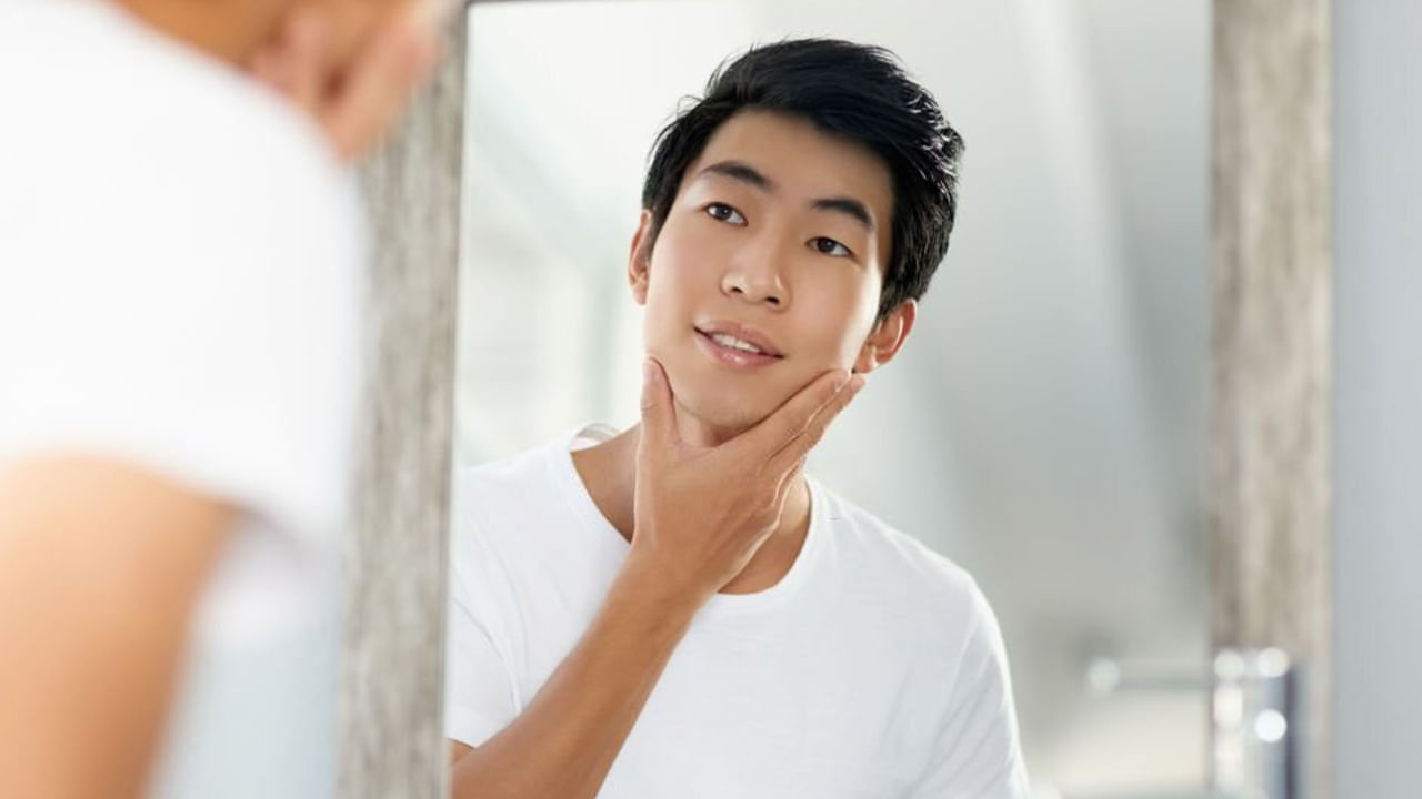 కొరియాలో, కార్యాలయంలో ముఖం శుభ్రంగా ఉండటం కూడా చాలా విలువైనది. కార్పొరేట్ ప్రపంచంలో లేదా ప్రజా సేవలో పనిచేసే పురుషులకు, గడ్డం ఉంచడం కంటే గడ్డం కత్తిరించడం మరింత ప్రొఫెషనల్గా పరిగణించబడుతుంది. అందుకే అక్కడి చాలా మంది పురుషులు గడ్డం పెంచరు.