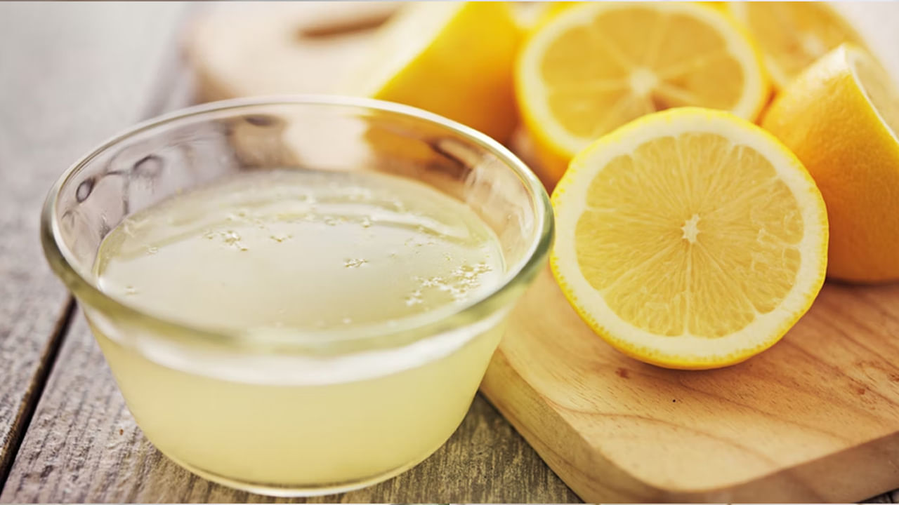 నిమ్మరసం: దీనికోసం, ఒక నిమ్మకాయ నుండి రసాన్ని పిండుకుని సీసాలో పోయాలి. సీసాలో కొద్దిగా నీరు వేసి బాగా షేక్ చేయాలి. నిమ్మకాయలోని ఆమ్లం బ్యాక్టీరియాను చంపి సీసా తాజాదనాన్ని కాపాడటానికి సహాయపడుతుంది. 10-15 నిమిషాలు అలాగే ఉంచి, తర్వాత శుభ్రం చేసుకోండి.