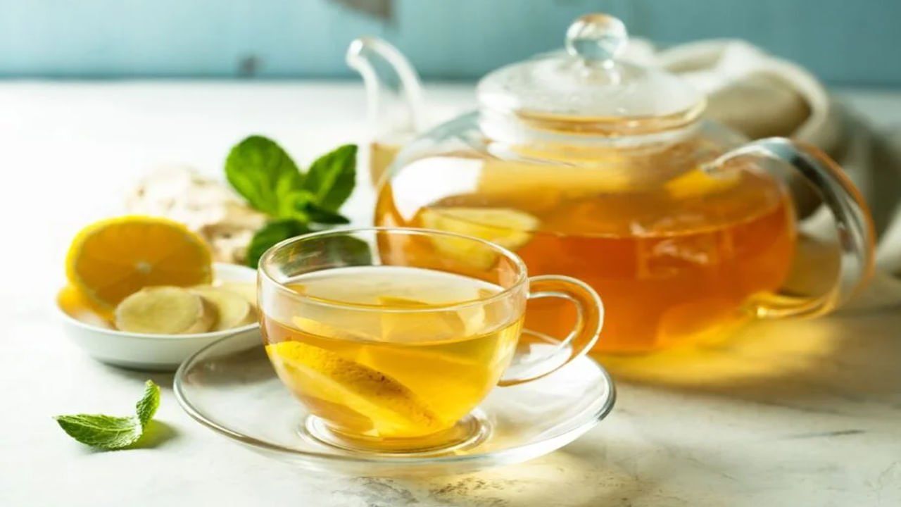 నిమ్మకాయలో యాంటీఆక్సిడెంట్లు పుష్కలంగా ఉంటాయి. విటమిన్ సి కూడా అధికంగా ఉంటుంది. పంటి నొప్పి సమస్యలు ఉన్నవారు లెమన్ టీ తాగకూడదు. తాగితే పంటి ఎనామిల్ పాడవుతుంది. దంతాల నష్టానికి దారి తీస్తుంది. లెమన్ టీ తాగిన తర్వాత పళ్ళు తీవ్రమైన నొప్పి, సున్నితత్వం సమస్యను కలిగిస్తుంది.