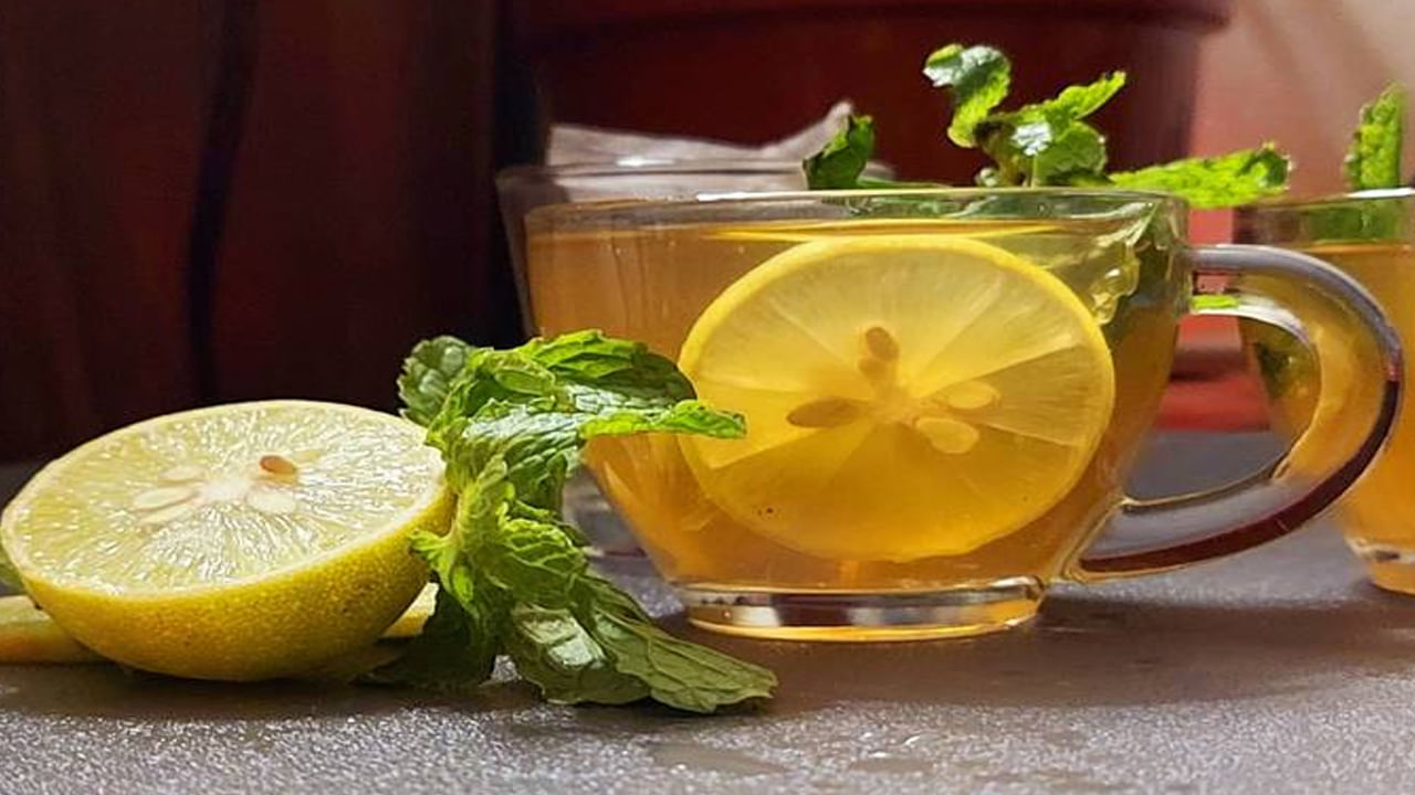 నిమ్మకాయ సహజంగానే ఆమ్లత్వం కలిగి ఉంటుంది. టీ కూడా అదే విధంగా ఆమ్లంగా ఉంటుంది. రెండు ఆమ్ల పదార్థాలు కలిస్తే అది మరింత ప్రభావవంతంగా మారుతుంది. అధిక ఆమ్ల కంటెంట్ ఆరోగ్యానికి తీవ్రమైన హాని కలిగిస్తుంది. లెమన్ టీ అధిక మొత్తంలో తీసుకుంటే పళ్ల మీద ఉండే ఏనామిల్ కోల్పోతారు. దంతాలు కూడా సెన్సిటివ్ గా మారతాయి. గుండెల్లో మంట, జీర్ణ అసౌకర్యానికి కారణమవుతుంది.