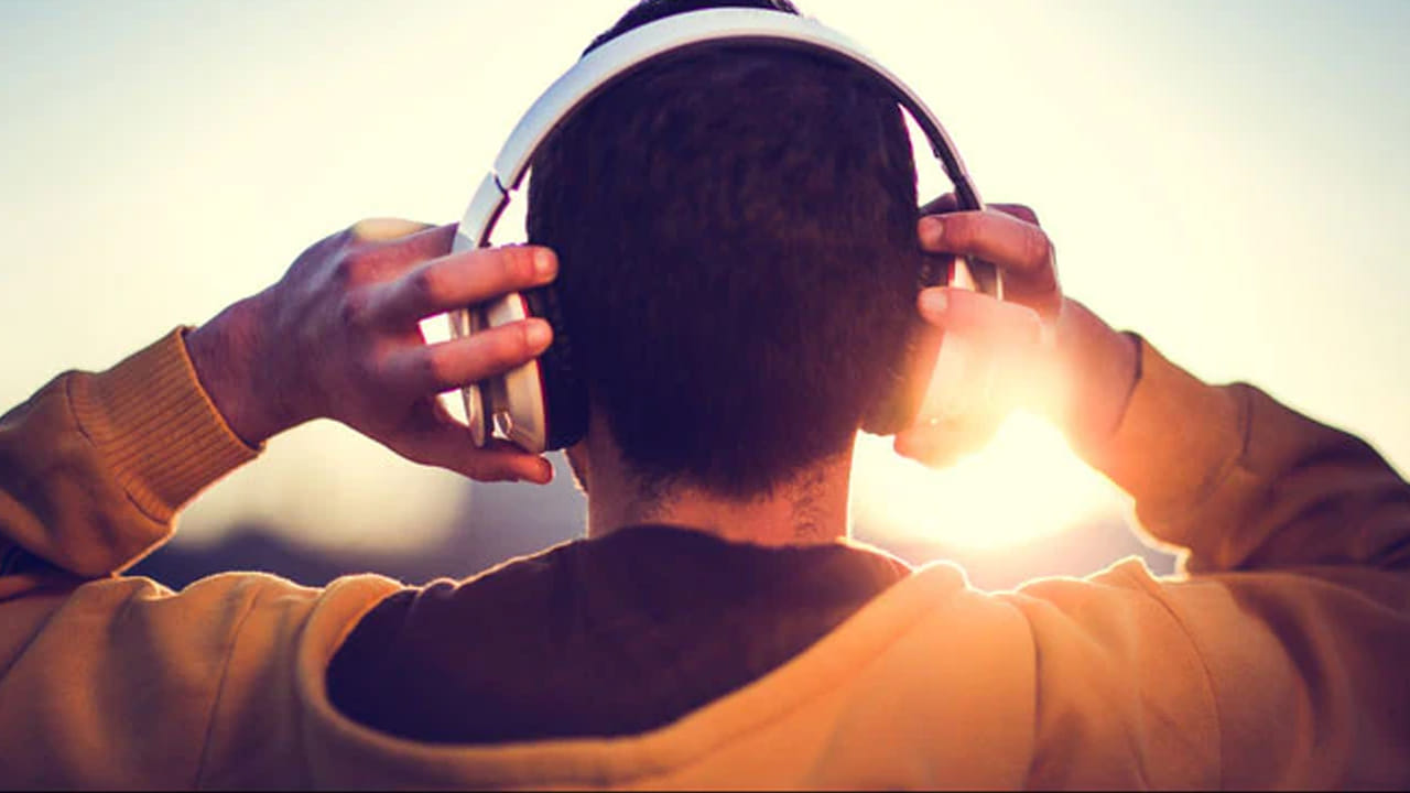 సంగీతం వినడం: ఉదయం నిద్ర లేచిన వెంటనే మీకు ఇష్టమైన సంగీతాన్ని వినండి. ఇది మీ మనస్సుకు ఎంతో హాయినిస్తుంది. అప్పుడు మీ శరీరంలో ఎండార్ఫిన్‌లను విడుదల చేస్తుంది, ఇది సంతోషకరమైన హార్మోన్, ఇది మీ ఒత్తిడిని తగ్గిస్తుంది. అలాగే మిమ్మల్ని ప్రశాంతంగా ఉంచుతుంది