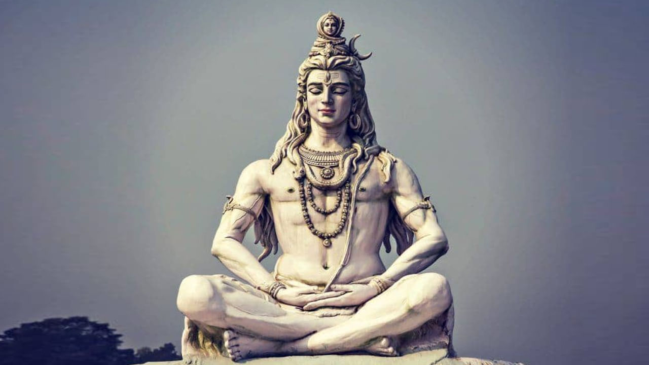 శనిదేవునికి ప్రీతికరమైన శనివారం రోజున లేనివారికి, చేతకాని వారికి బంగారం, వస్తు, ఆహారం వంటివి దానం చేస్తే శని బారి నుంచి తప్పించుకోవచ్చు. ముఖ్యంగా శనగపిండి, నెయ్యి, నల్లవస్త్రాలు లాంటివి దానం చేసినట్లయితే మంచి ఫలితాలుం లభిస్తాయి.