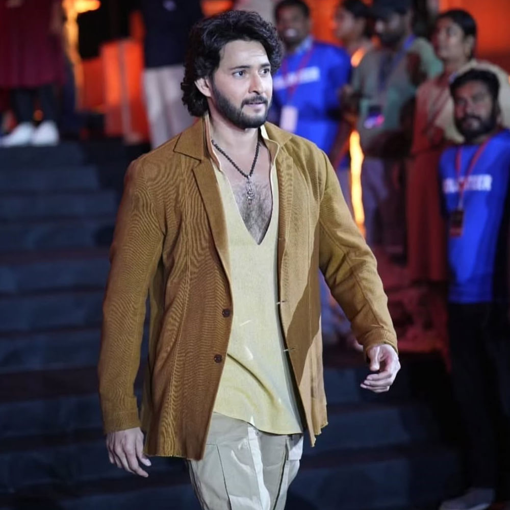 ఇటీవల గ్లోబ్ ట్రోటర్ వేడుకలోనూ తన లుక్ పూర్తిగా రిఫ్రెష్ గా.. అందరినీ ఆకట్టుకునేలా ఉంది. లైట్ యెల్లో కలర్ ఇంటర్నల్ షర్ట్ పై బ్రౌన్ జాకెట్ వేసుకోవడం.. కంఫర్టబుల్ స్టైల్ ప్యాంట్ కాంబోలో స్క్రీన్ పైనే కాదు.. ఆఫ్ స్క్రీన్ లోనూ ఎంతో న్యాచురల్ స్టైలీష్ లుక్ లో కనిపించారు. 