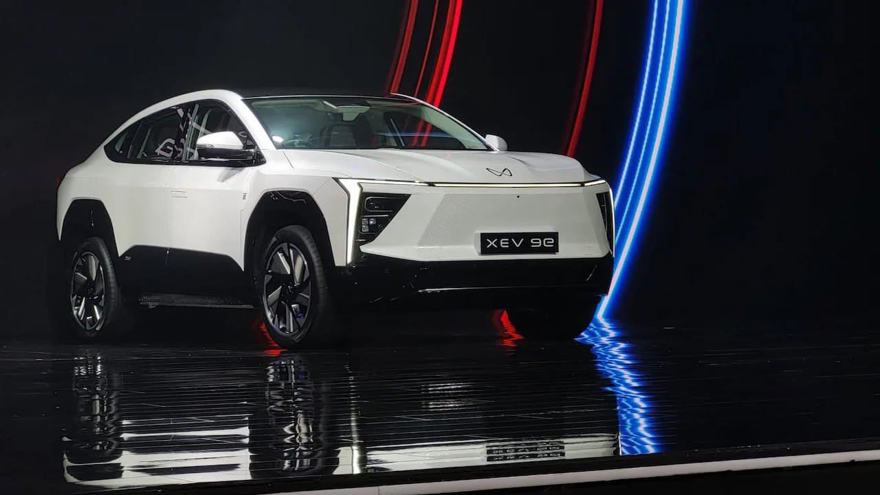  Mahindra XEV 9e EV SUV: ఆటో మొబైల్‌ రంగంలో ఎలక్ట్రిక్ విభాగం రోజురోజుకు అభివృద్ధి చెందుతోంది. ఎలక్ట్రిక్‌  SUV మార్కెట్ ఇటీవలి నెలల్లో బాగా అభివృద్ధి చెందుతోంది. పవర్‌ఫుల్‌  ఎలక్ట్రిక్‌ వాహనాలు అందుబాటులోకి వస్తున్నాయి. కేవలం 6.8 సెకన్లలో 0–100 కి.మీ/గం వేగాన్ని అందుకోగల, 20 నిమిషాల్లో పూర్తిగా ఛార్జ్ చేయగల SUV గురించి తెలుసుకుందాం.