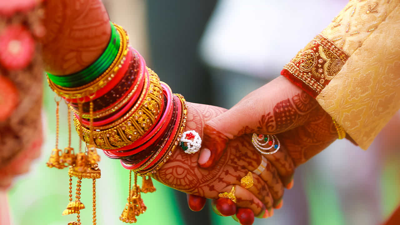 ఏ వ్యక్తి అయినా సరే తమ జీవితం అద్భుతంగా, ఆనందంగా ఉండాలని కోరుకుంటారు. కానీ కొంత మంది మాత్రమే, తాము కలలు కన్న జీవితాన్ని అనుభవిస్తుంటారు. ముఖ్యంగా ప్రతి వ్యక్తి తమకు మంచి జీవిత భాగస్వామి కావాలని కోరుకుంటున్నారు. కానీ చాలా మంది జీవిత భాగస్వామిని ఎంచుకోవడంలో చాలా పొర పాట్లు చేస్తుంటారు. అయితే సైకాలజిస్ట్ ప్రకారం , జీవిత భాగస్వామిని ఎంచుకునే విషయంలో ఎలాంటి విషయాలపై దృష్టి పెట్టాలో తెలుసుకుందాం.