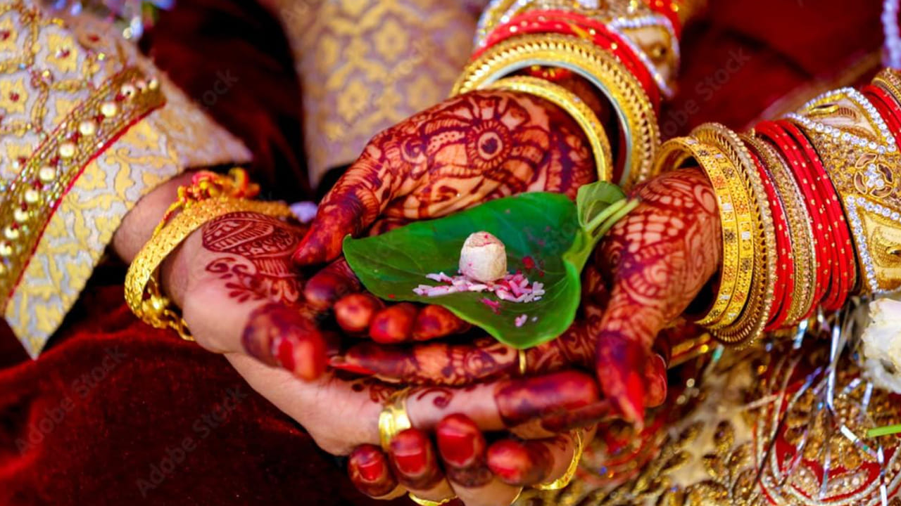 అదే విధంగా మీరు వివాహం చేసుకునే సమయంలో తప్పకుండా అర్థం చేసుకునే గుణం ఉన్న వ్యక్తిని వివాహం చేసుకోవాలి. ఎందుకంటే దాంపత్య జీవితంలో అర్థం చేసుకోవడం తప్పనిసరి, అర్థం చేసుకునే మనసు లేకపోవడం వల్లే చాలా మంది మధ్య మనస్పర్థలు వస్తున్నాయి. అందుకే అర్థం చేసుకునే వ్యక్తిని జీవిత భాగస్వామిగా ఎంచుకోవాలి అంట.