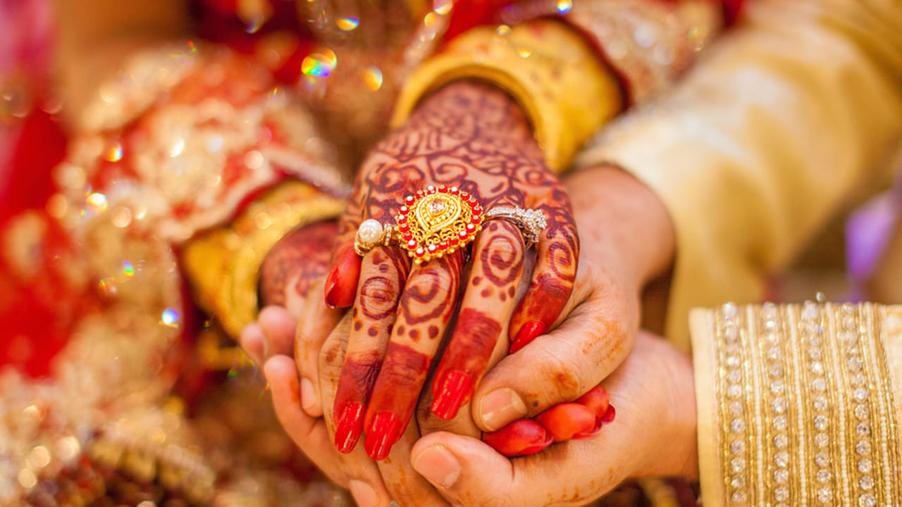 అదే విధంగా మీరు ఎంచుకునే భాగస్వామి కష్టాలను తట్టుకోగలగే సామర్థ్యం ఉండాలి. అన్నీ ఉన్నప్పుడు ప్రతి ఒక్కరూ చాలా ఆనందంగా, హాయిగా ఉంటారు. కానీ కష్టాలు వచ్చినప్పుడే వారి నిజస్వరూపం బయటపడుతుంది. అందుకే, కష్టాలు వచ్చినప్పుడు వాటిని తట్టుకొని, ఓర్పుగా ఉండి , కుటుంబానికి అండగా నిలిచే వ్యక్తిని వివాహం చేసుకోవాలి అంట.