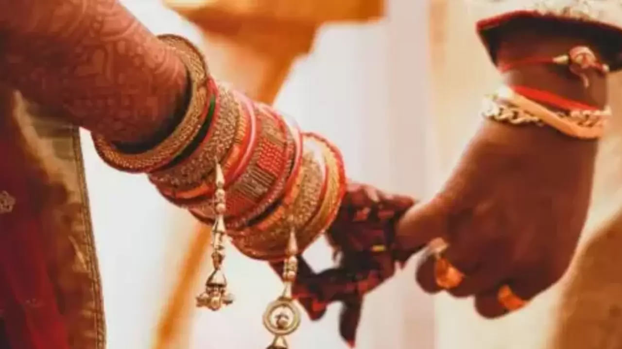 భార్య భర్తలు మనీ విషయంలో చాలా జాగ్రత్తగా మెదలాలి. అలాగే ఎప్పుడూ కూడా భార్య తన పొదుపుల గురించి భర్తకు చెప్పకూడదంట. తన పొదుపు గురించి, భర్తకు చెప్పడం వలన ఇంటిలో ఖర్చులు కూడా అదే స్థాయిలో పెరుగుతాయంట. అందుకే ఎప్పుడు కూడా భర్తకు భార్య పొదుపుల విషయాలను తెలియనివ్వకూడదు.