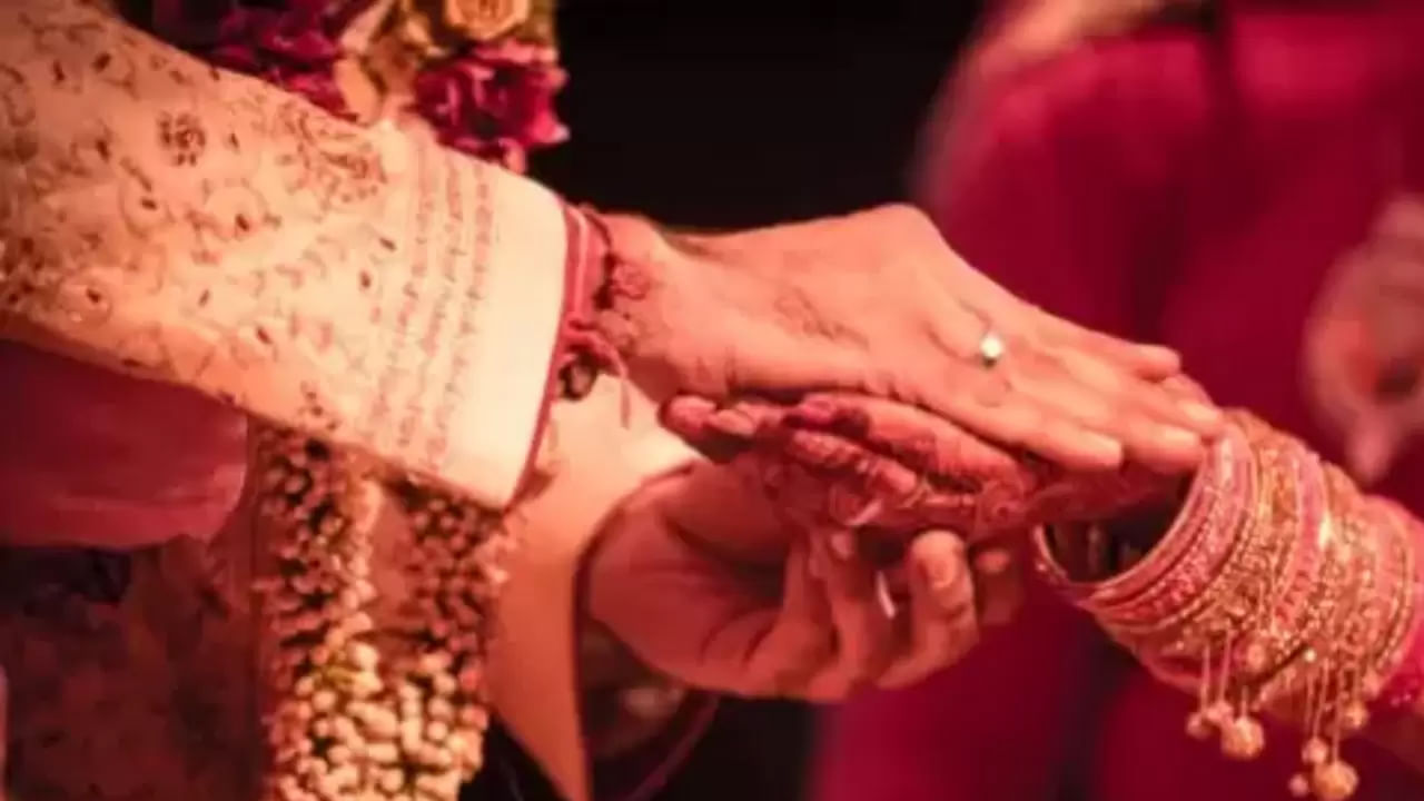 భార్య ఎప్పుడూ తన భర్తను మరెవరితోనూ పోల్చకూడదు. తన భర్త ఆదాయం, జీవనశైలి లేదా విజయాలను ప్రస్తావించడం వైవాహిక బంధానికి చాలా హానికరం అంట. అందుకే భర్తను ఎప్పుడూ కూడా వేరొకరితో పోల్చ కూడదు అని చెబుతున్నారు పండితులు.  (నోట్ : ఈ వార్తలలో ఇవ్వబడిన సమాచారం మత విశ్వాసాలపై ఆధారపడి ఉంది. పాఠకుల ఆసక్తి మేరకు.. పలువురు పండితుల సూచనలు, వారి తెలిపిన అంశాల ఆధారంగా అందించినవి మాత్రమే.. వీటిలో ఎలాంటి శాస్త్రీయ ఆధారాలు లేవని పాఠకులు గమనించాలి. టీవీ9 తెలుగు దీనిని ధృవీకరించలేదు.)