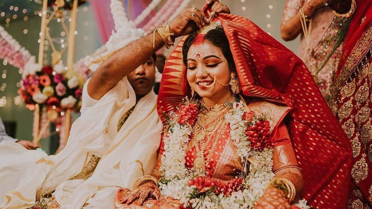 భారతదేశంలో జరిగే ప్రతి వేడుకకు ప్రత్యేకమైన సంస్కృతి, సంప్రదాయం ఉంటుంది. వీటిలో ముఖ్యంగా వివాహాలు, పెళ్లిళ్లు ఒక్కో ప్రాంతంలో ఒక్క సాంప్రదాయంతో నిర్వహిస్తుంటారు. కానీ ఆ వేడుకల్లో వదువు ధరించే దుస్తుల రంగు మాత్రం ఎక్కువగా ఎరుపు రంగులో ఉంటుంది.