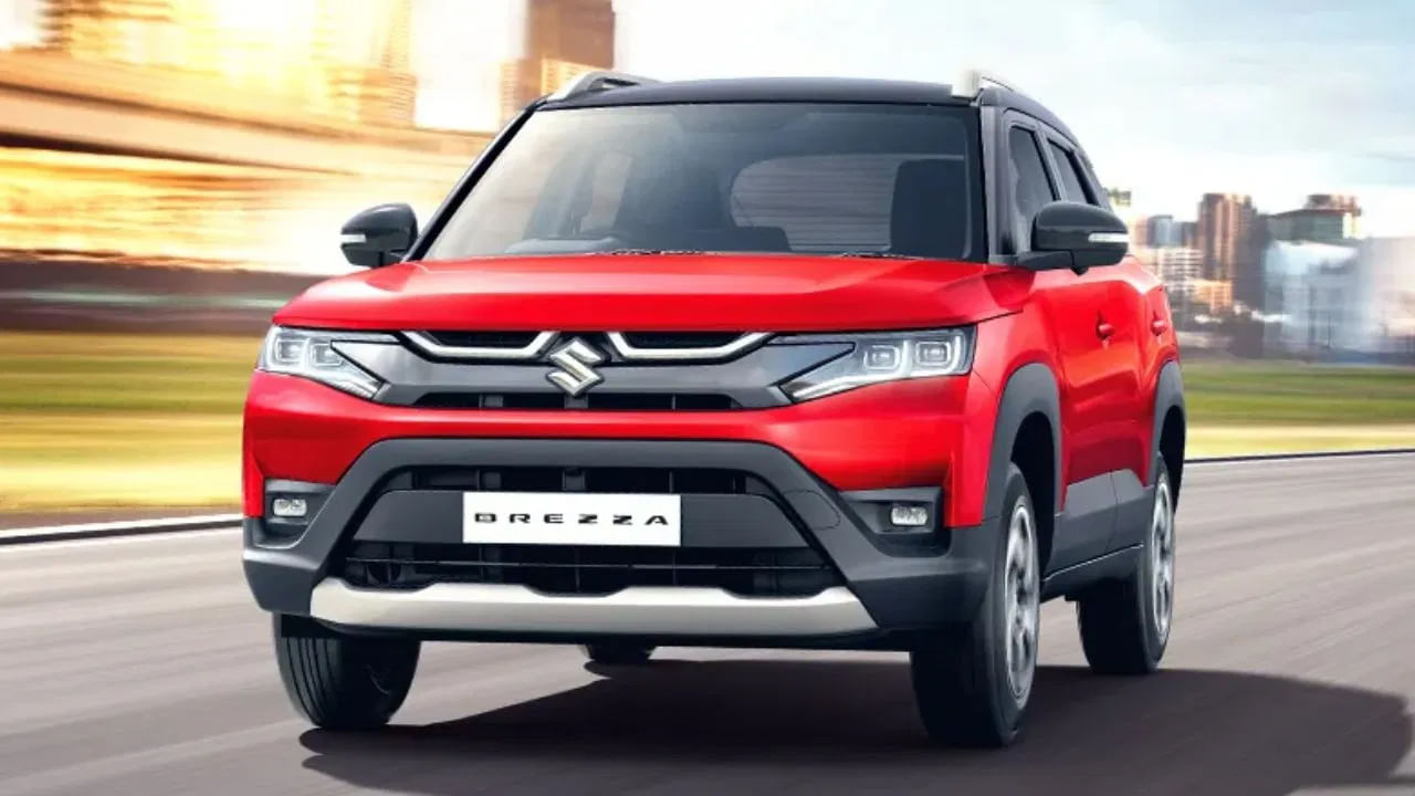 Maruti Suzuki: మారుతి సుజుకి బ్రెజ్జా ధర రూ.8.26 లక్షల (ఎక్స్-షోరూమ్) నుండి ప్రారంభమవుతుంది. ఇది పొడవైన బాడీ, మంచి గ్రౌండ్ క్లియరెన్స్ కలిగిన కాంపాక్ట్ SUV. ఎస్‌యూవీ లాంటి లుక్స్ కోరుకునే వారికి కానీ పెద్ద ఎస్‌యూవీ కోరుకోని వారికి ఇది సరైనది. బేస్ మోడల్ ప్రాథమిక లక్షణాలను అందిస్తుంది. అయితే అధిక-స్పెక్ మోడల్స్ మరిన్ని ఫీచర్లు, ఇంజిన్ ఎంపికలను అందిస్తాయి.
