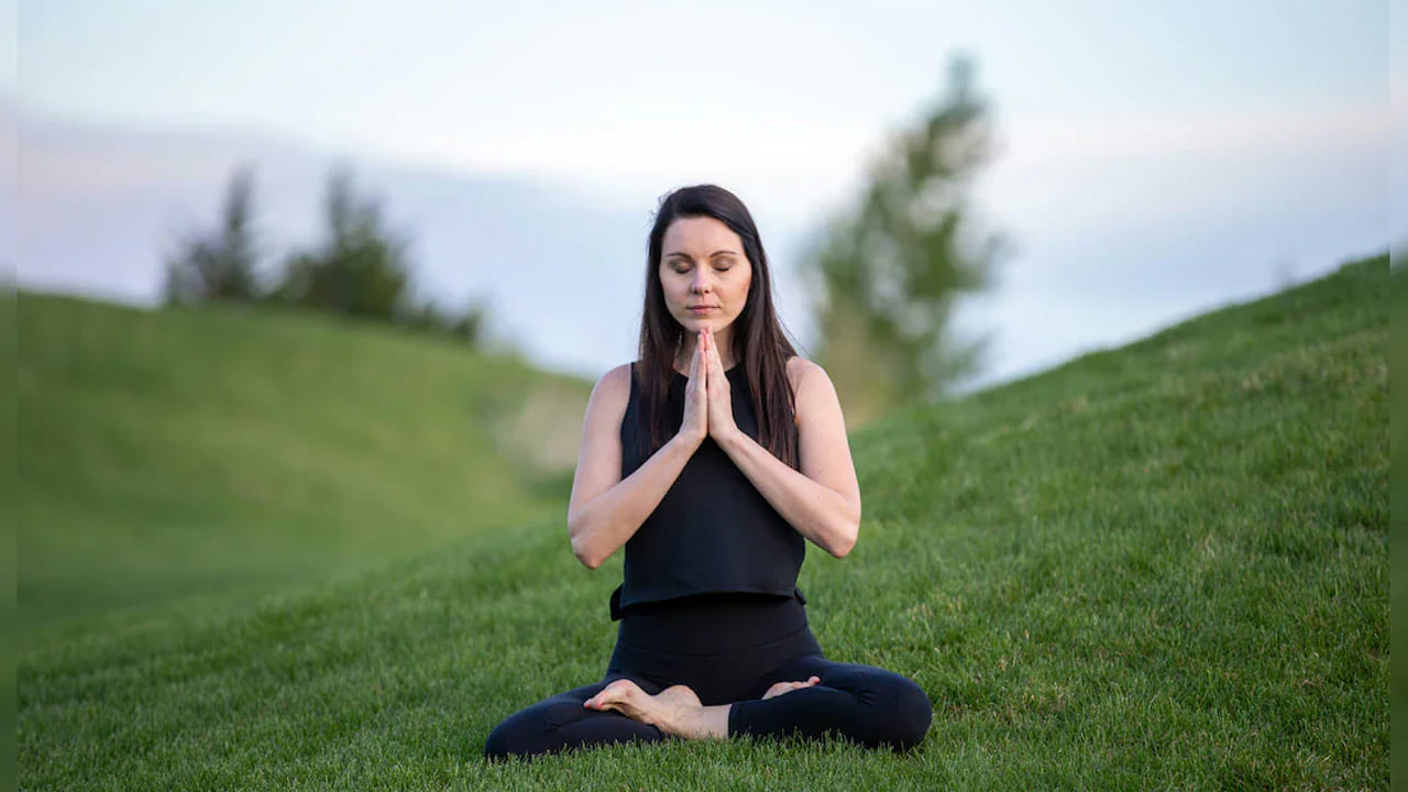 ధ్యానం, యోగా: ఉదయం నిద్రలేవగానే ధ్యానం లేదా యోగా చేయడం అలవాటు చేసుకోండి. ఇది మానసిక ప్రశాంతతను పెంచడంలో, ఒత్తిడిని తగ్గించడంలో చాలా ప్రభావవంతంగా పనిచేస్తుంది. అంతేకాదు మనలోని చెడు ఆలోచలనలను దూరం చేస్తుంది. మీరు జీవింతంపై ఫోకస్ పెట్టేందుకు సహాయపడుంది.