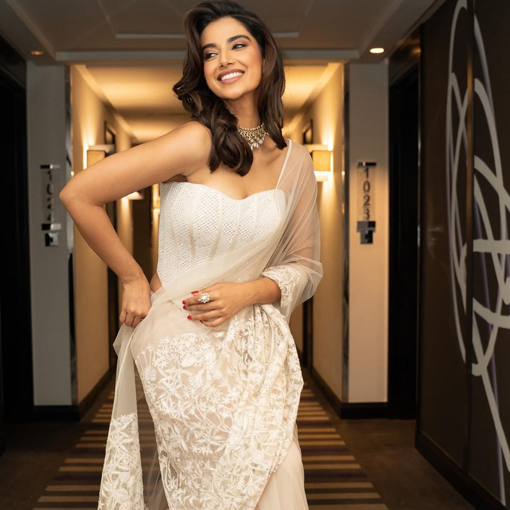 సీనియర్ హీరోలతో నటించేందుకు తనకు ఎలాంటి ప్రాబ్లమ్స్ లేవు అని.. అదో జోనర్ గా భావిస్తానని తెలిపింది. వెంకీతో సంక్రాంతికి వస్తున్నాం సినిమా చేయడం చాలా ఎంజాయ్ చేశానని.. ప్రస్తుతం మెగాస్టార్ చిరంజీవితో విశ్వంభర సినిమా చేయడం గొప్ప అవకాశంగా భావిస్తున్నట్లు తెలిపింది.