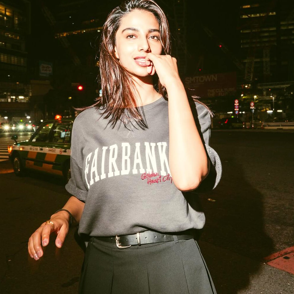 లక్కీ భాస్కర్ సినిమాతో తన లక్ మారిందని చాలా మంది అంటున్నారని... ఆ సినిమా నచ్చిందని.. కానీ ఇకపై పిల్లల తల్లి పాత్ర వస్తే నో చెప్పేస్తానని తెలిపింది. తన హైట్ 6.2 అని.. దీంతో తనతో కలిసి మాట్లేందుకు అమ్మాయిలు కూడా ఇష్టపడేవాళ్లు కాదని తెలిపింది.