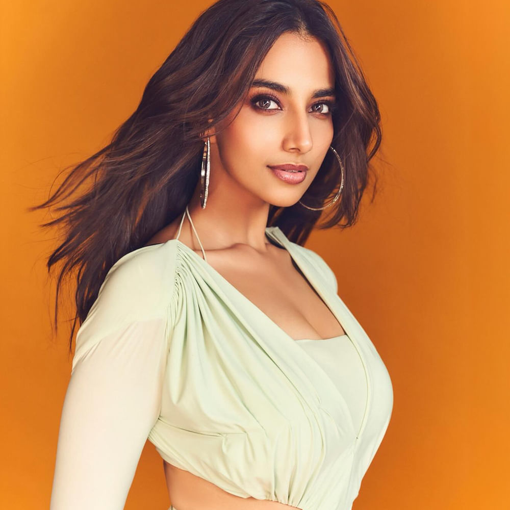 వెంటనే మహేష్ బాబు నటించిన గుంటూరు కారం చిత్రంలో చిన్న పాత్ర పోషించింది. ఆ తర్వాత మలయాళీ స్టార్ హీరో దుల్కర్ సల్మాన్ జోడిగా లక్కీ భాస్కర్ చిత్రంలో నటించింది. ఈ మూవీ బ్లాక్ బస్టర్ హిట్ కావడమే కాకుండా ఏకంగా రూ.100 కోట్లకు పైగా వసూళ్లు రాబట్టింది. ఇందులో గృహిణిగా అద్భుతమైన నటనతో కట్టిపడేసింది.