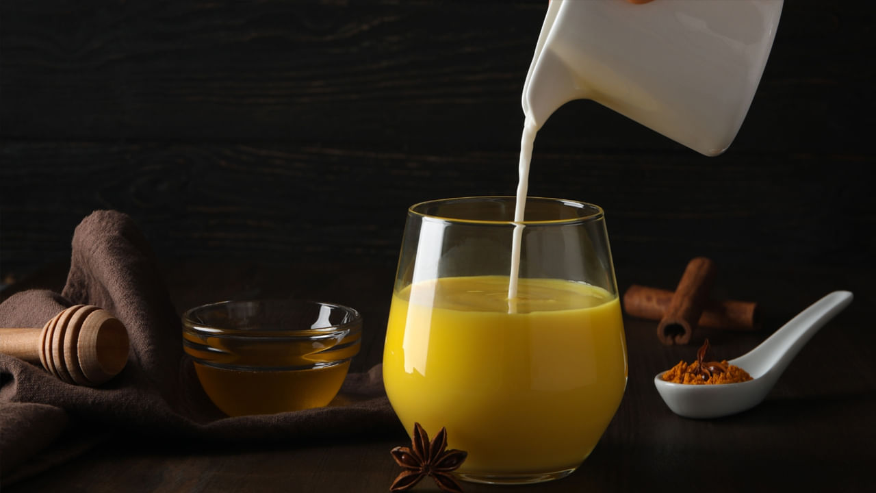 ప్రతి రాత్రి పడుకునే ముందు పసుపు కలిపిన పాలు తాగడం వల్ల ఆరోగ్యానికి చాలా మేలు జరుగుతుంది. ఇది శరీరానికి సీజనల్ వ్యాధులు రాకుండా రక్షణ కవచంలా  ప్రయోజనాలను అందిస్తుంది. 