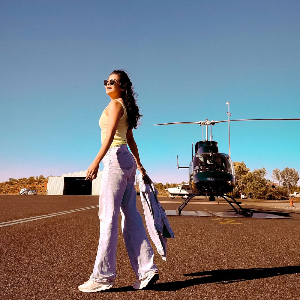 తాజాగా ఈ బ్యూటీ వెకేషన్ ఫోటోలను సోషల్ మీడియాలో షేర్ చేసింది. హెలికాఫ్టర్ ముందు వయ్యారాలు ఒలకబోస్తూ ఫోటోలకు ఫోజులిచ్చింది. ఈ అమ్మడి లేటెస్ట్ ఫొటోస్ తో మరోసారి కురాళ్లను ఉక్కిరిబిక్కిరి చేస్తుంది. ఈ ఫోటోలు ఇప్పుడు నెట్టింట తెగ వైరల్ అవుతున్నాయి. ఈ ఫొటోల్లో తన అందాలతో కుర్రాళ్లకు కరెంట్ షాక్ ఇస్తుంది మిథిలా పాల్కర్.