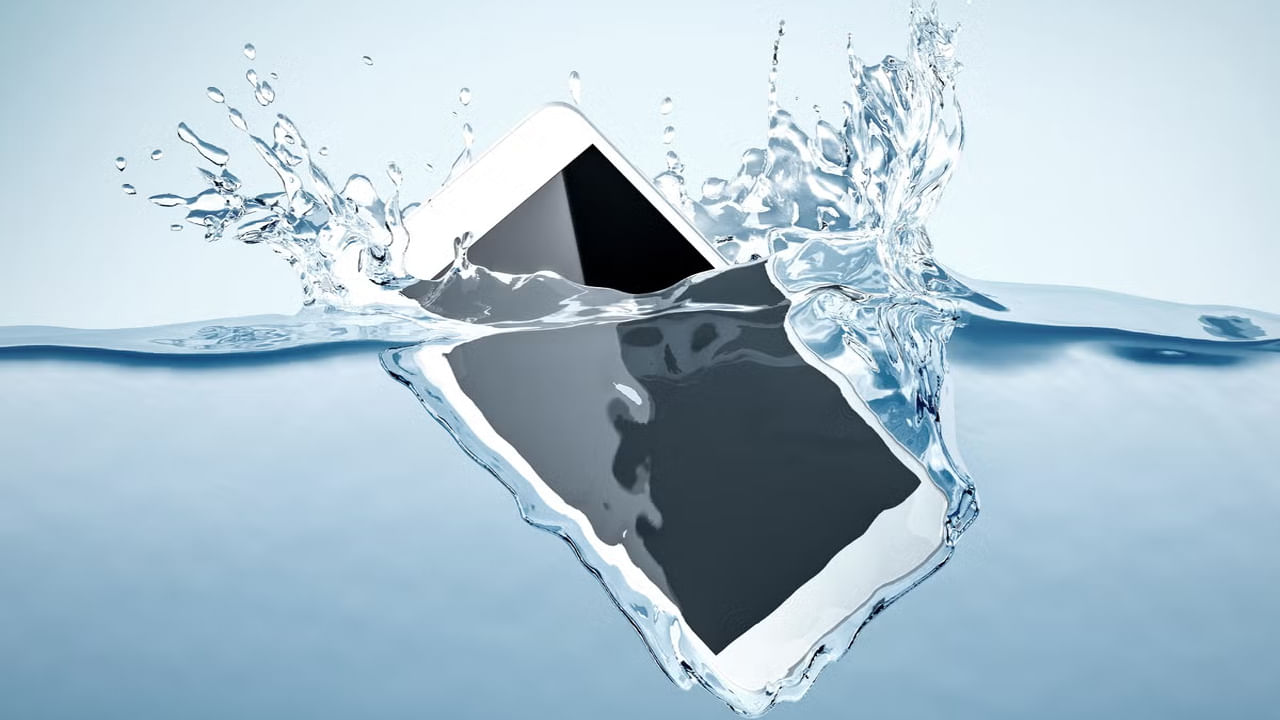 Tech Tips: మీ ఫోన్ అకస్మాత్తుగా నీటిలో పడిపోయిందా? నో టెన్షన్.. ఇలా చేయండి
