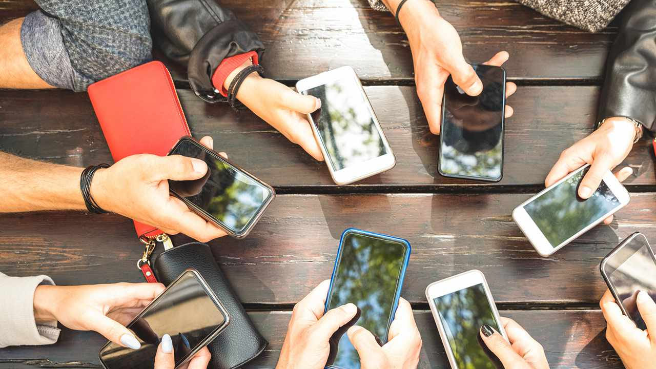 మొబైల్ ఫోన్లు: మనం ఒక్క క్షణం కూడా వదిలిపెట్టని మన స్మార్ట్‌ఫోన్‌లపై టాయిలెట్ సీటు కంటే 10 రెట్లు ఎక్కువ బ్యాక్టీరియా ఉంటుందట. ఇది చాలా మందికి తెలియదు. చాలా మంది ఫోన్లను పిల్లలకు ఇస్తుంటారు. వారు వాటిని నోట్లో పెట్టుకుంటారు. దీని వల్ల వారు ఆనారోగ్య సమస్యలను ఎదుర్కొనే అవకాశం ఉంది. కాబట్టి స్క్రీన్‌ను శుభ్రం చేసి, ప్రతిరోజూ మైక్రోఫైబర్ క్లాత్‌లు, ఆల్కహాల్ ఆధారిత వైప్‌లతో ఫోన్‌లను క్లిన్ చేయడం ఉత్తమం.