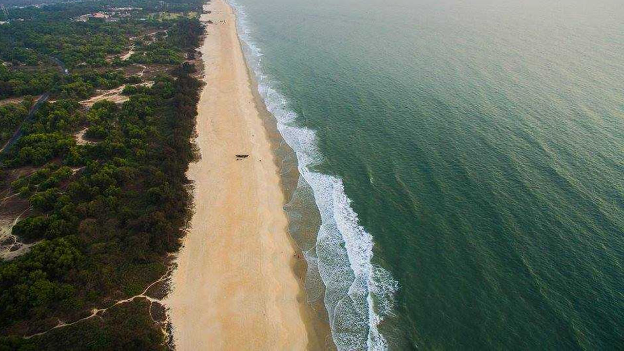 మోబోర్ బీచ్ : మోబోర్ బీచ్ సందర్శన మీకు చాలా సంతోషాన్నిస్తుంది. ఇది గొప్ప వాటర్ స్పోర్ట్స్, అద్భుతమైన వైబ్‌లకు ప్రసిద్ధి చెందింది. మీరు ఇక్కడ కూర్చుని బర్డ్ స్పాటింగ్, నీటి అడుగున చేపలు పట్టడం మొదలైనవి చేయవచ్చు.