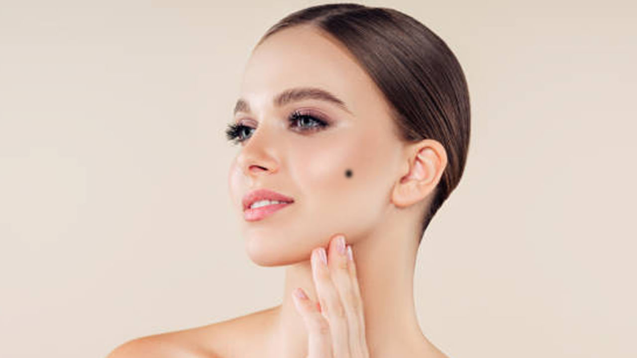 ఆధిపత్య వ్యక్తిత్వం: కుడి బుగ్గపై పుట్టుమచ్చ ఉన్న వ్యక్తులు ఎప్పుడు కూడా బలమైన, ఆధిపత్య వ్యక్తిత్వంగా, తార్కిక, బుద్ధిపూర్వక విధానంతో ఉండాలనే ధోరణిని సూచిస్తుందని కొన్ని వివరణలు సూచిస్తున్నాయి.  