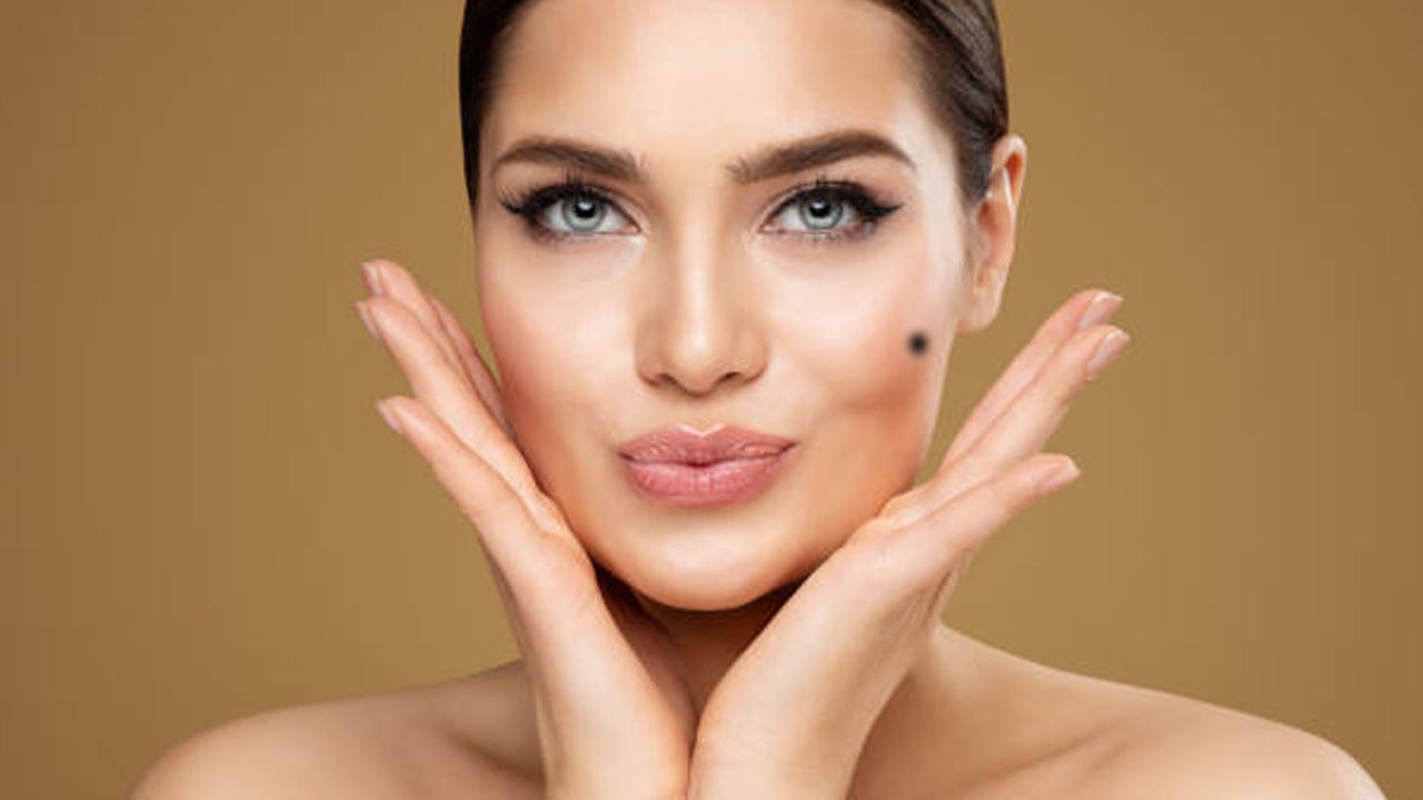 ఆర్థిక చతురత: కొన్ని వివరణలు కుడి చెంపపై పుట్టుమచ్చ ఉన్న వ్యక్తులు ఆర్థిక విజయం, ఆర్థిక నిర్వహణలో బలమైన సామర్థ్యంతో ముడిపెడతాయి. కుడి బుగ్గపై పుట్టుమచ్చ ఉన్నవారు తరుచు ఆర్థికంగా బలంగా ఉంటారు.