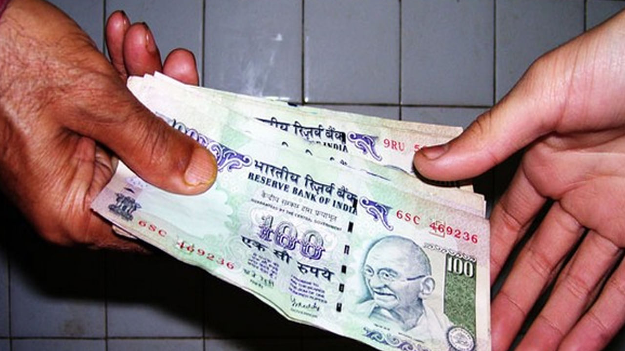 జ్యోతిష్య శాస్త్రం ప్రకారం మంగళ వారం రోజున ఎవరైతే రుణం తీసుకుంటారో, వారు దానిని తిరిగి చెల్లించడం చాలా కష్టం అవుతుందంట. అంతే కాకుండా, ఆ రుణం కూడా వేగంగా పెరుగుతుంది. రోజు రోజుకు మిమ్మల్ని ఆర్థిక సమస్యల్లో నెట్టి వేస్తుందని చెబుతున్నారు జ్యోతిష్య శాస్త్ర నిపుణులు. అలాగే, మంగళ వారం రోజున అప్పు తీసుకోవడం వలన ఆ వ్యక్తి రుణ చక్రంలో చిక్కుకోని, చాలా సమస్యలు కొని తెచ్చుకుంటాడంట.