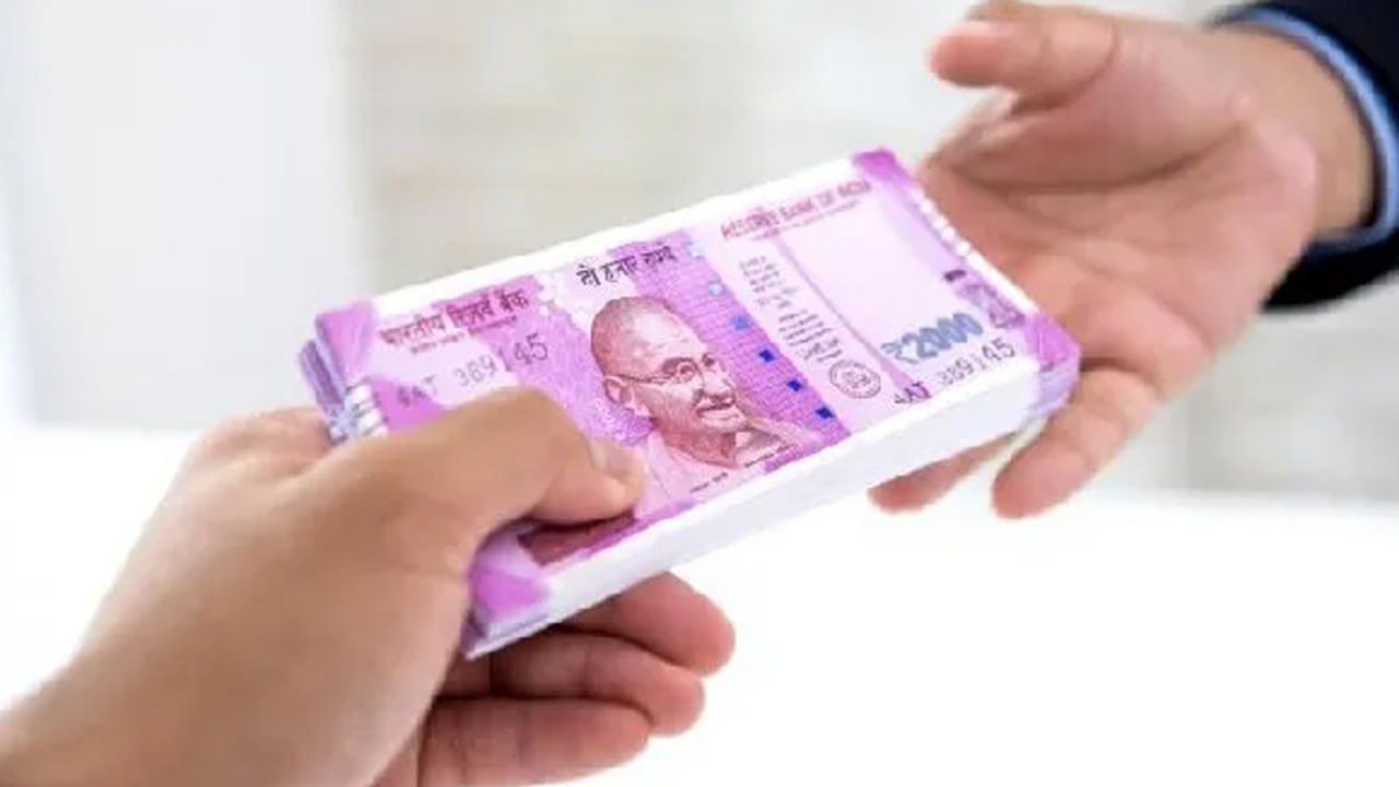 మంగళ వారం రోజున రుణం తీసుకోవడమే కాదు, ఇవ్వడం కూడా అస్సలే మంచిది కాదంట. ఈ రోజు ఇచ్చిన రుణం తిరిగి రాదు అని చెబుతారు పండితులు. అంతే కాకుండా ఈ రోజు ఎవరైనా రుణం ఇస్తే దానిని తీసుకోవడానికి చాలా ఇబ్బందులు ఎదుర్కోవాల్సి వస్తుందంట. అందుకే రుణం ఇవ్వడం కానీ, రుణం తీసుకోవడం కానీ అస్సలే చేయకూడదని చెబుతున్నారు జ్యోతిష్య శాస్త్ర నిపుణులు.