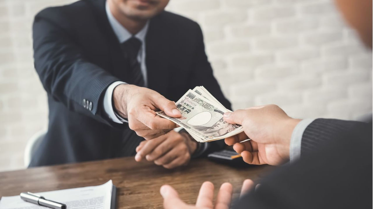 మంగళ వారం ఆంజనేయ స్వామికి సంబంధించినది. అంతే కాకుండా మంగళ వారం అంగారక గ్రహానికి అంకితం చేయడంజరిగిందంట. అందువలన ఈ రోజు అప్పు తీసుకుంటే దానిని తిరిగి చెల్లించడం చాలా కష్టం అవుతుందంట. అందుకే ఈ రోజు అప్పు ఇవ్వడం కానీ , తీసుకోవడం కానీ చేయకూడదని చెబుతున్నారు పండితులు.