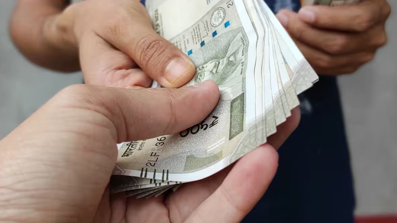 ఇంటిలో సంపద పెరగాలి అంటే ఎప్పుడుూ కూడా మీ ఇంటి ప్రధాన ద్వారం చాలా అందంగా, అలంకరించబడి ఉండాలంట. ముఖ్యంగా శుక్రవారం, పండుగల సమయంలో ప్రధాన ద్వారాన్ని అలంకరించి, పసుపు, కుంకుమతో పూజించడం వలన పాజిటివ్ వైబ్స్ రావడమే కాకుండా, లక్ష్మీదేవి అనుగ్రహం కలిగి, ఇంటిలోని ఆర్థిక సమస్యలన్నీ తొలిగిపోతాయంట.